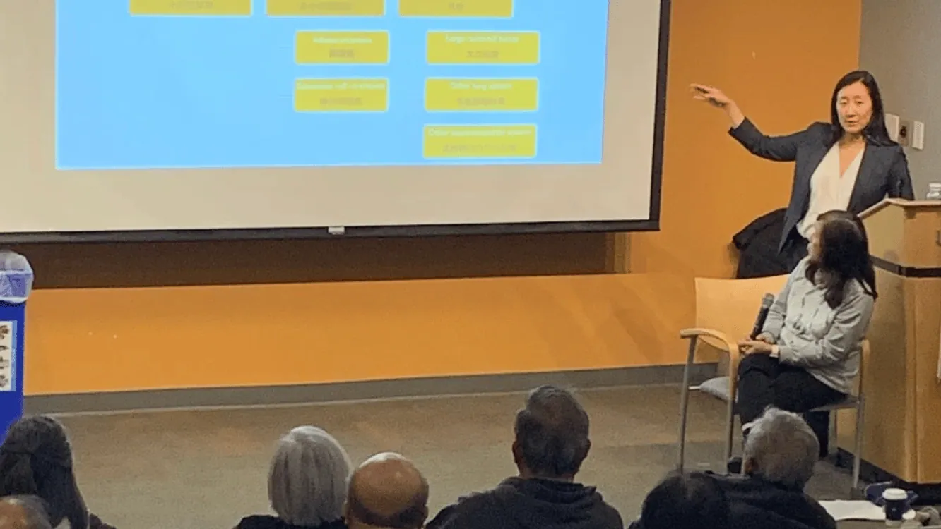 Speaker presenting to an audience about lung cancer screening