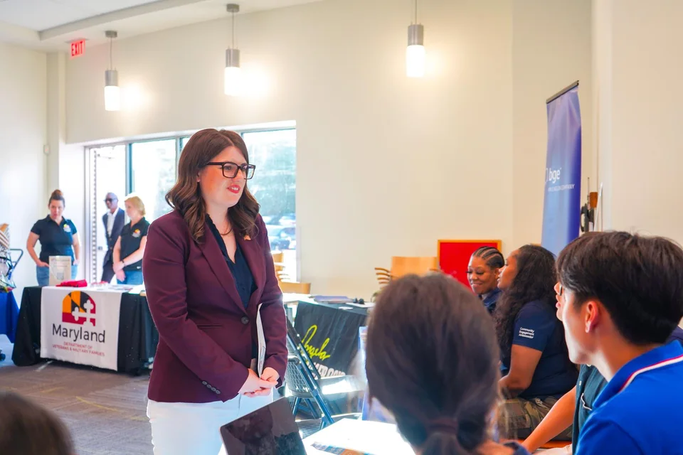 A congressional staff member speaking with students at the resource fair